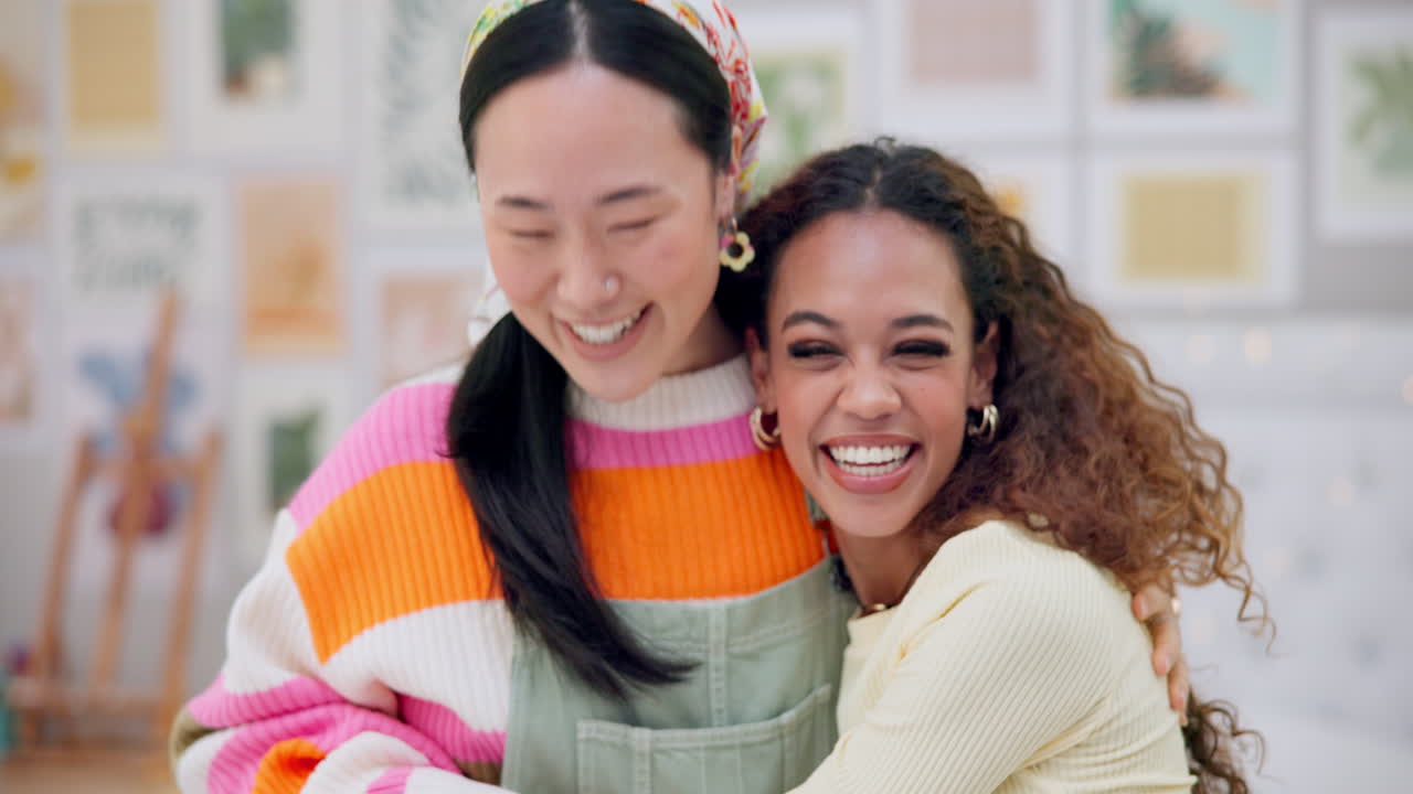 얼굴, 웃는 친구들과 여성들이 집에서 포옹