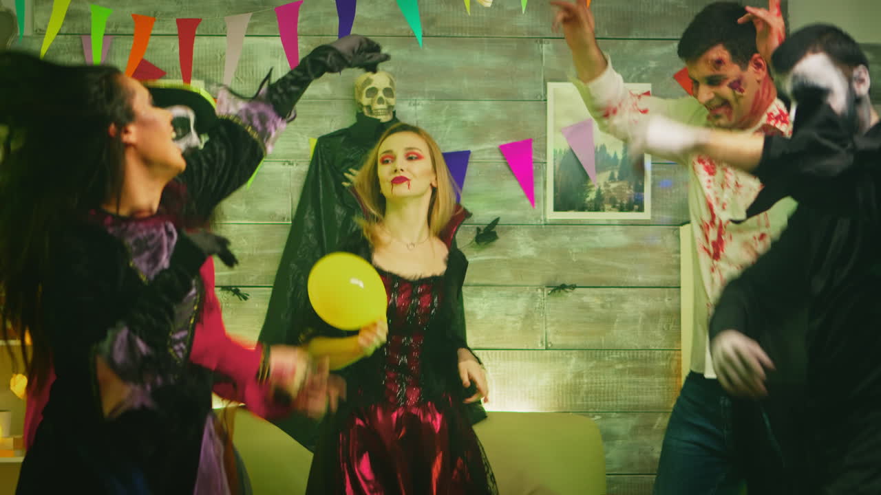 amigos vestidos con disfraces para la celebración de halloween