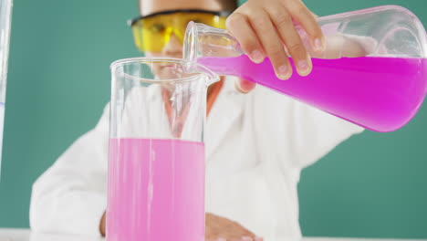 escolar haciendo un experimento químico en el laboratorio 4k