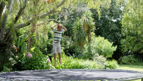 niño saltando en el trampolín