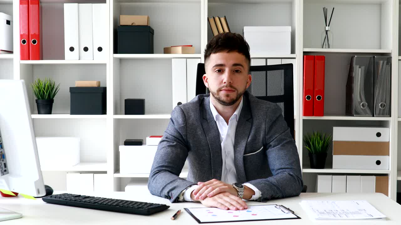 uomo d'affari che ascolta e si frustra ponendo la testa sul tavolo