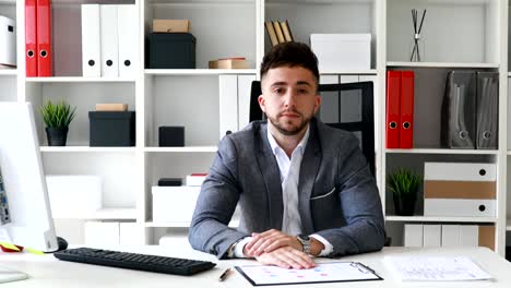 hombre de negocios escuchando y frustrándose colocando la cabeza sobre la mesa