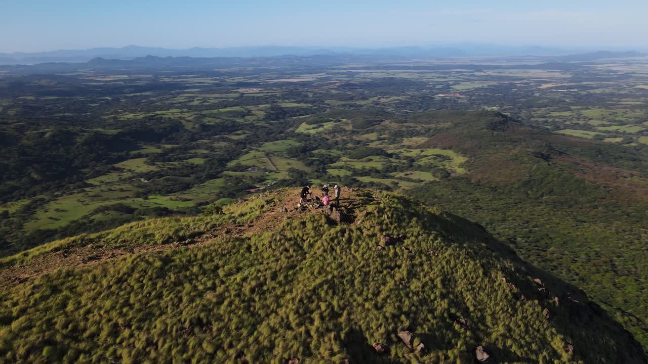 grupo de 4 personas tomando un descanso después de una larga caminata hasta el cerro pelado en el norte de costa rica