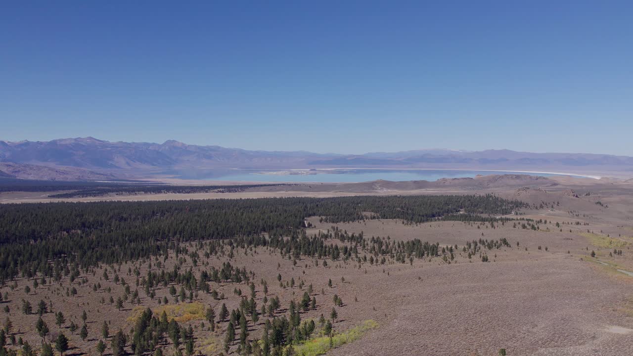 Riprese aeree con drone del Lago Mono nella Sierra Orientale nei pressi dell'Autostrada 395 in California