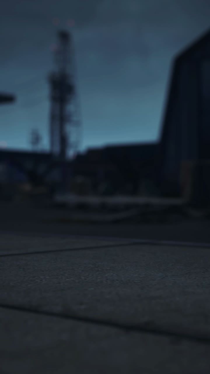 темная промышленная площадка с стальной конструкцией