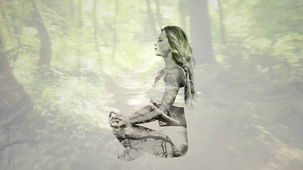 mujer meditando con el bosque
