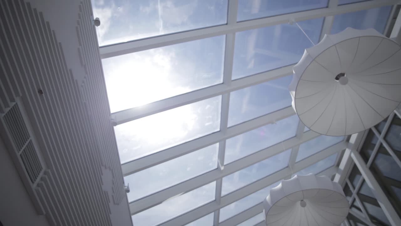 천문과 펜던트 조명을 가진 현대적인 인테리어