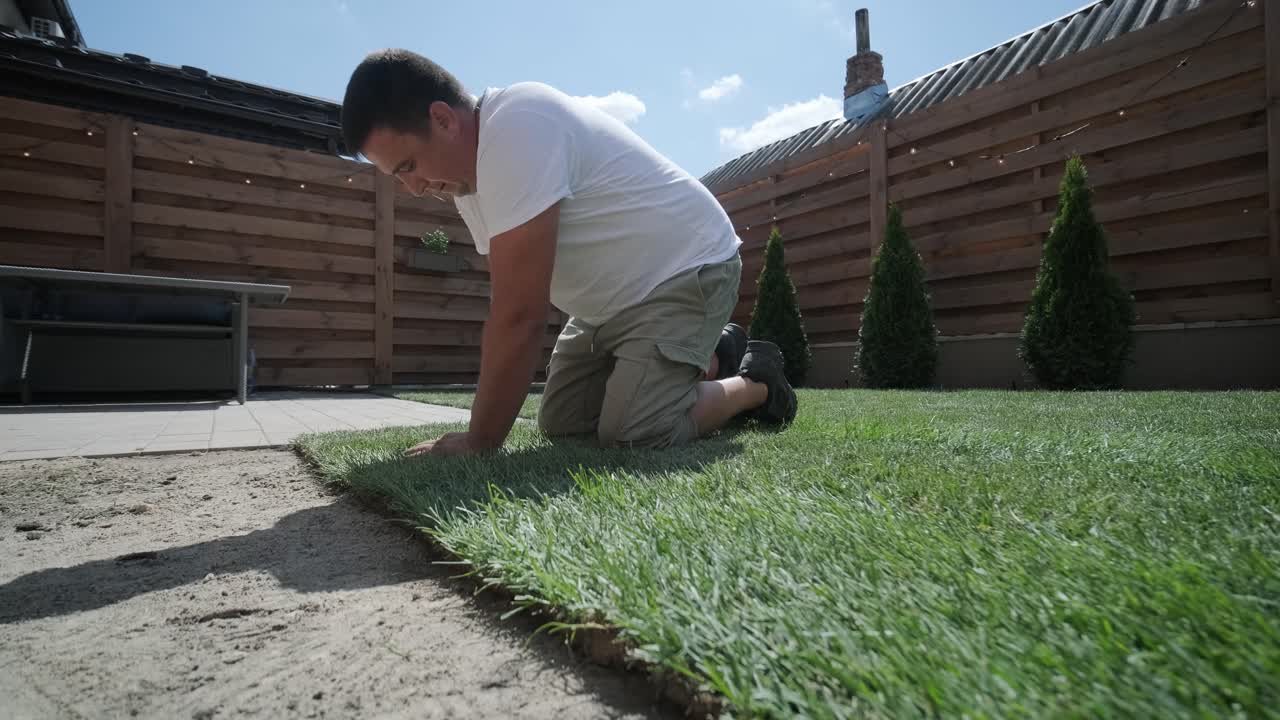 정원사 가 자연 잔디 잔디 를 굴러 놓고 있다