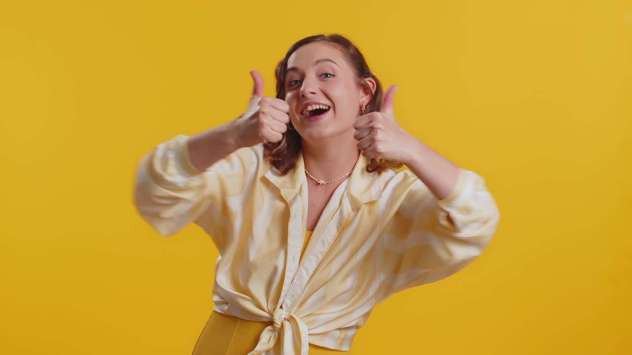 mujer joven levanta los pulgares está de acuerdo o da una respuesta positiva recomienda el anuncio le gusta buena idea