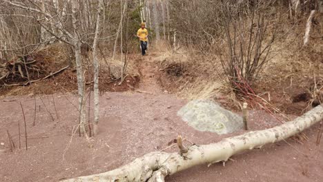 Crystal-Beach-Minnesota-Chico-Corriendo-Paisaje-De-La-Costa-Norte