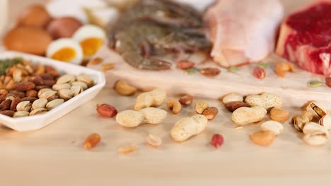 variedad de fuentes de proteínas dispuestas en una mesa