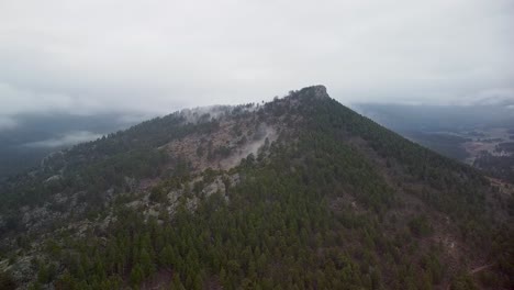 Aerial-view-of-Eagle-Cliff-Mountain-in-Estes-Park,-Colorado-in-cloud-fog-banks