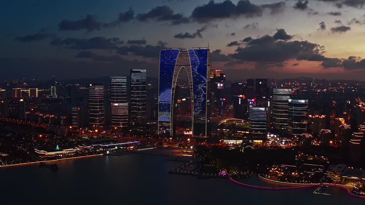 중국 수저우의 밤에 진지 호수 에 있는 cbd 건물.