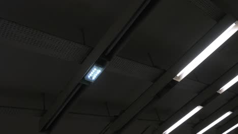 techo mal iluminado