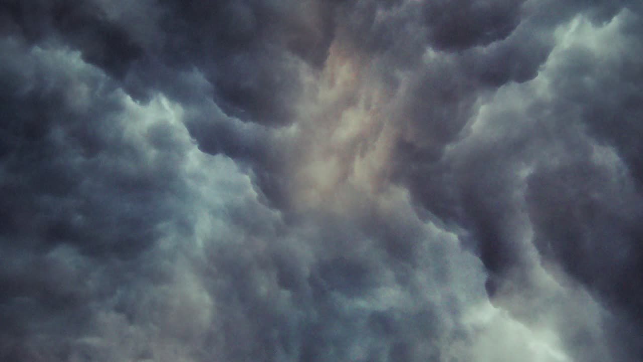 tormenta de 4k en espesas nubes oscuras