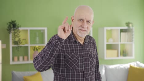 Un-Anciano-Feliz-Y-Lindo-En-Casa-Mirando-La-Cámara-Haciendo-Una-Marca-De-Verificación-Y-Diciendo-Que-Está-Bien.