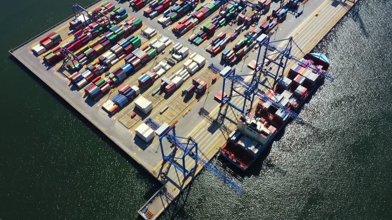 carga de buques de contenedores en el puerto con grúa, buque de contenedores que transporta negocios de importación y exportación de contenedores, logística y transporte, vista aérea desde arriba.