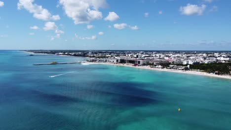 Blaue-Küste-Mit-Blauem-Wasser-Und-Einem-Strand-Am-Horizont