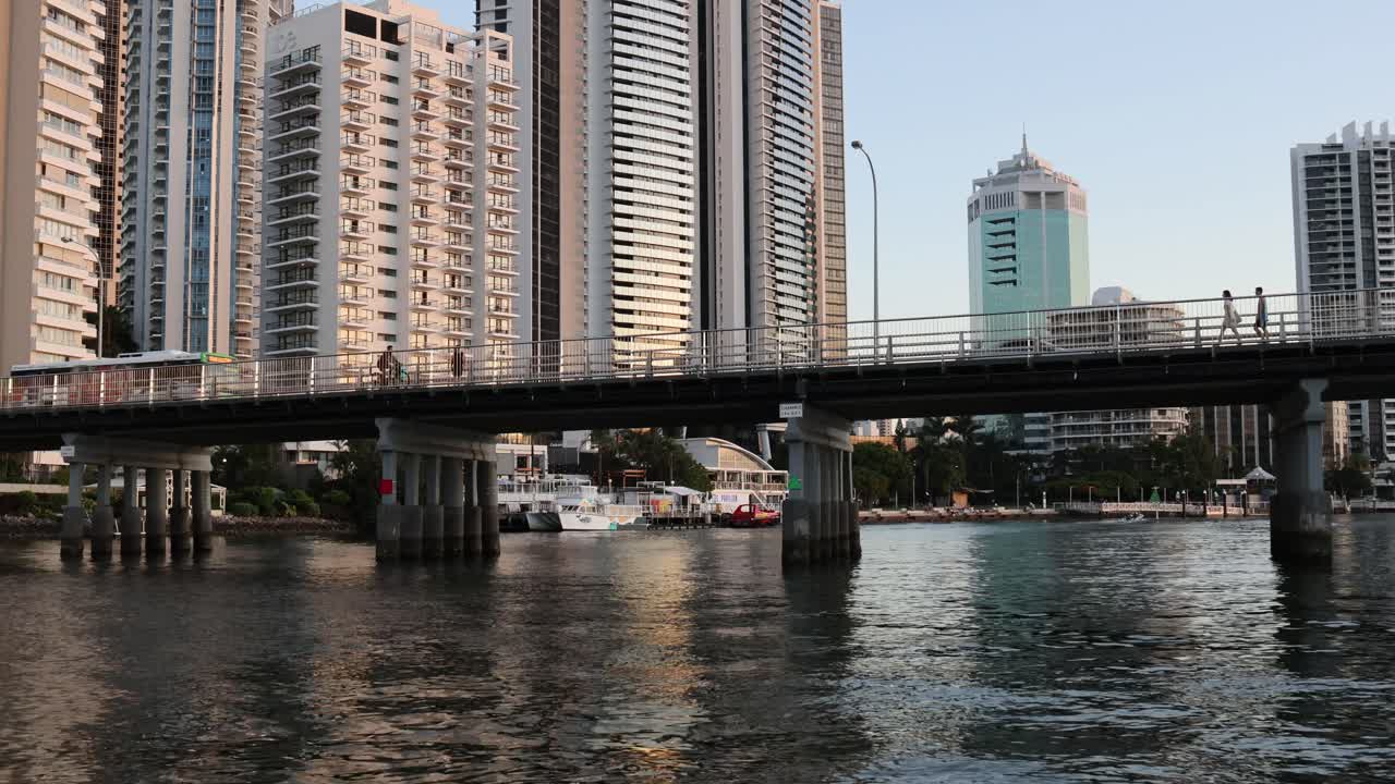 움직이는 배와 다리와 함께 강변의 타임 스