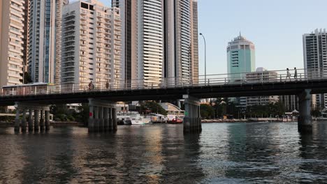 time-lapse de una orilla del río con barcos en movimiento y puente