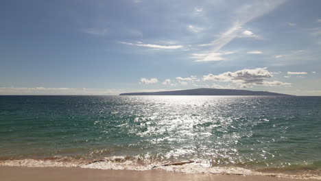 Zwei-Freunde-Entspannen-Sich-Am-Goldenen-Sandstrand-Am-Türkisfarbenen-Meerwasser