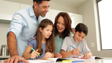 familia haciendo artes y artesanías juntos en el mostrador