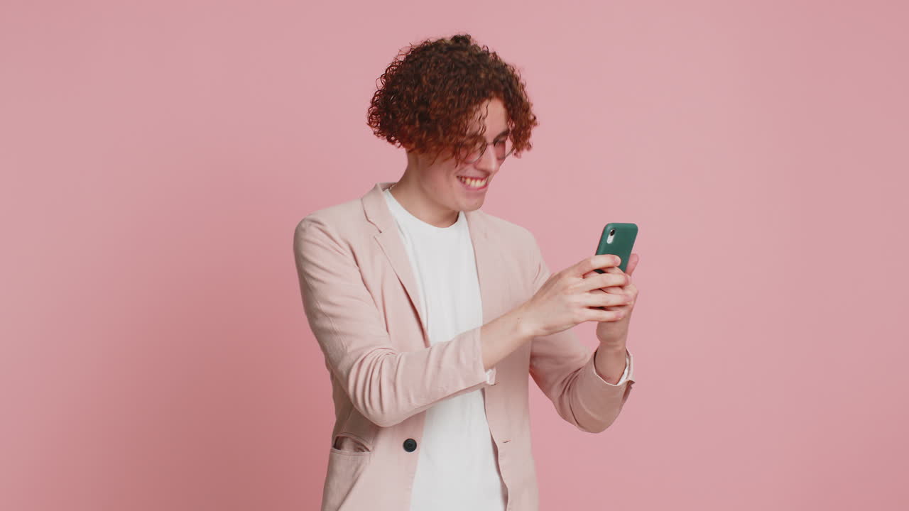 Vincitore felice eccitato uomo che usa lo smartphone che celebra il successo che vince gioca a giochi buone notizie di lotteria