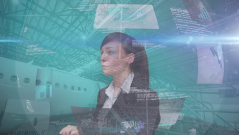 animación de una mujer de negocios caucásica usando tableta y tableta digital
