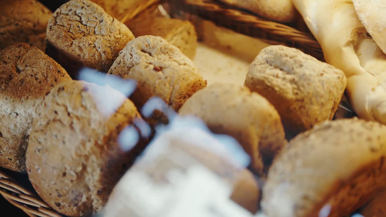 Panoreringsopptak av en utstilling med italiensk brød