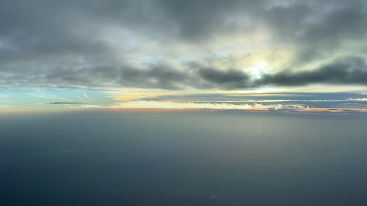vista aérea desde la cabina de un jet, punto de vista del piloto, volando debajo de algunas nubes y sobre el océano atlántico cerca de la costa poruguesa