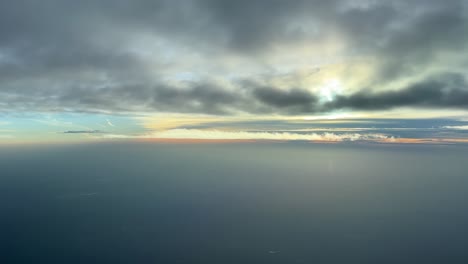 Vista-Aérea-Desde-La-Cabina-De-Un-Jet,-Punto-De-Vista-Del-Piloto,-Volando-Debajo-De-Algunas-Nubes-Y-Sobre-El-Océano-Atlántico-Cerca-De-La-Costa-Poruguesa