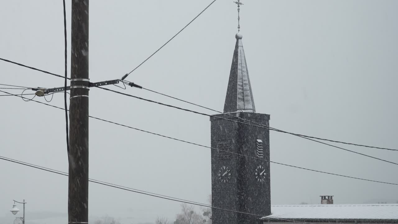 Middelaldersk kirketårn i snøvær, snøfall om vinteren, hvit horisont