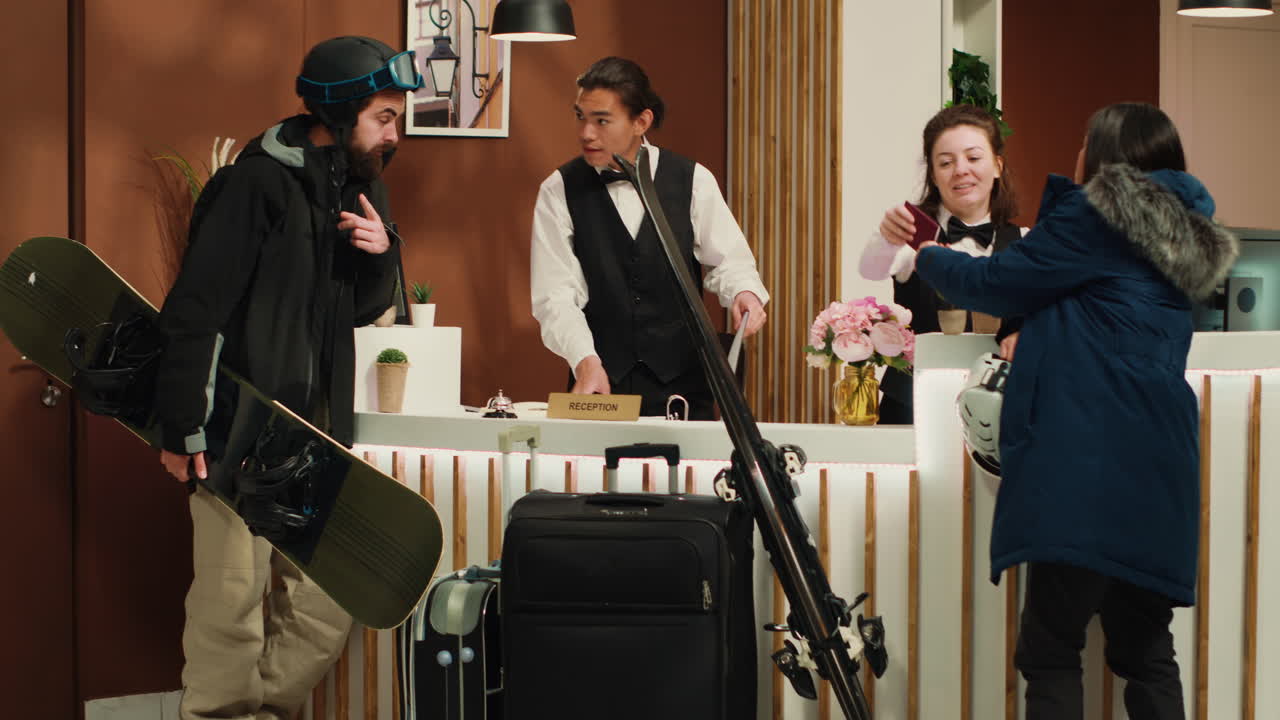 관광객 여권 신분증을 확인하는 직원