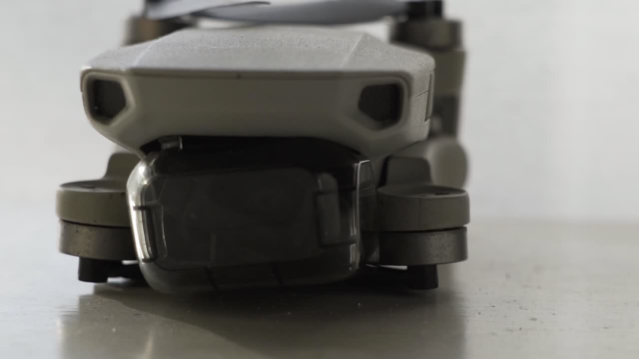 toma en cámara lenta de un mavic mini 1 de 3 años y usado todos los días