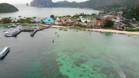 Luftaufnahme-Eines-Wunderschönen-Tropischen-Dorfes-In-Phuket,-Einem-Berühmten-Reiseziel-In-Südostasien