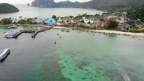antena que revela un hermoso pueblo tropical en phuket, un destino famoso en el sudeste asiático