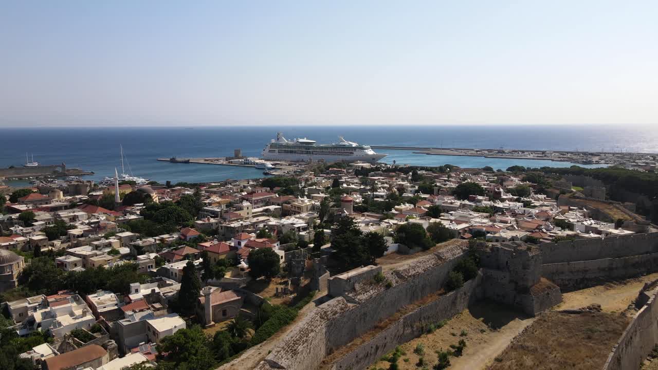 드론 돌리 중세 벽과 고대 로드스 오래된 도시에서 현대 크루즈 선박