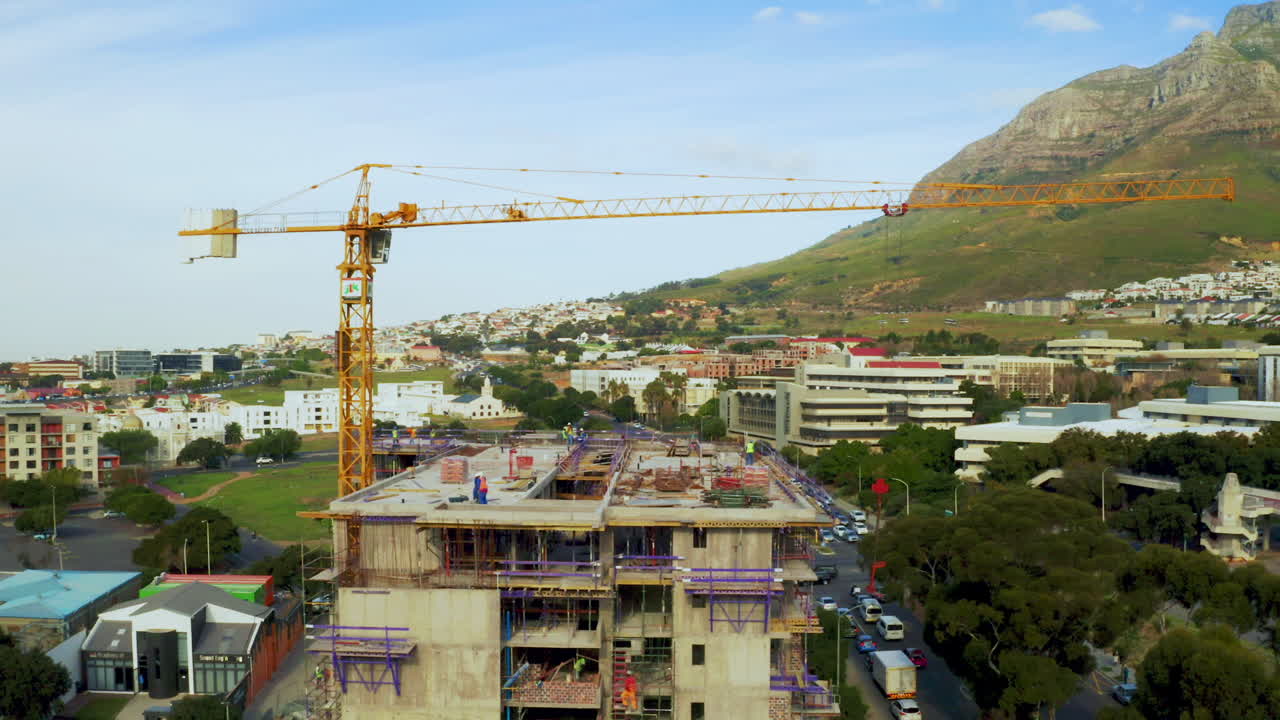 sitio de construcción en área urbana con grúa