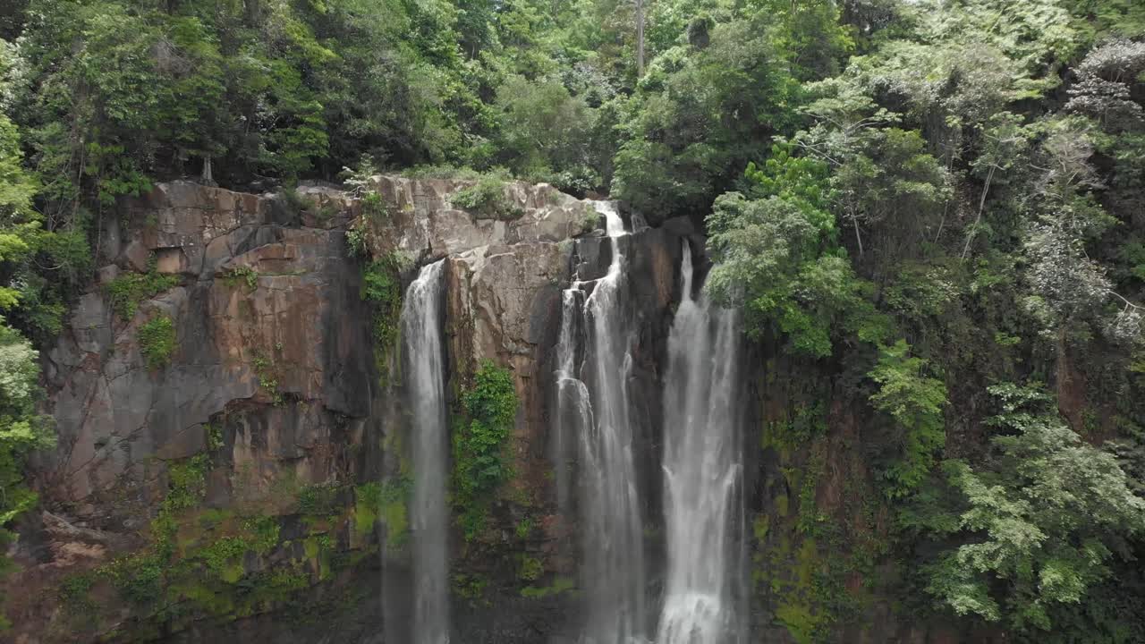 antena de hermosa cascada en la selva de costa rica