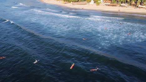 Surfistas-Esperando-Olas-En-Sayulita;-México