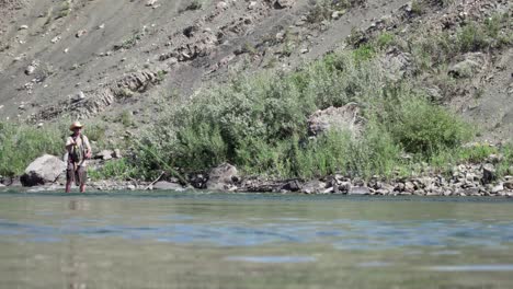 Una-Toma-Amplia-De-Un-Hombre-Pescando-Con-Mosca-En-Un-Río