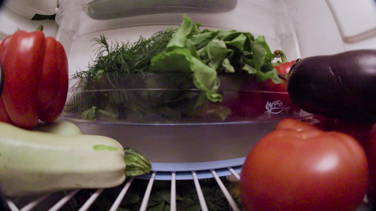 vista de cerca de un refrigerador con varias verduras