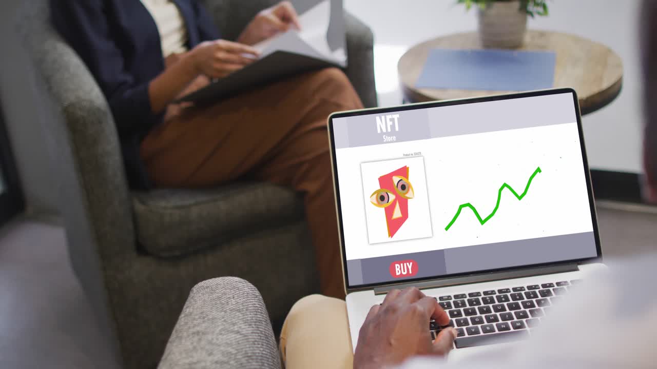 video de una mujer biracial trabajando en una computadora portátil con nft en la pantalla