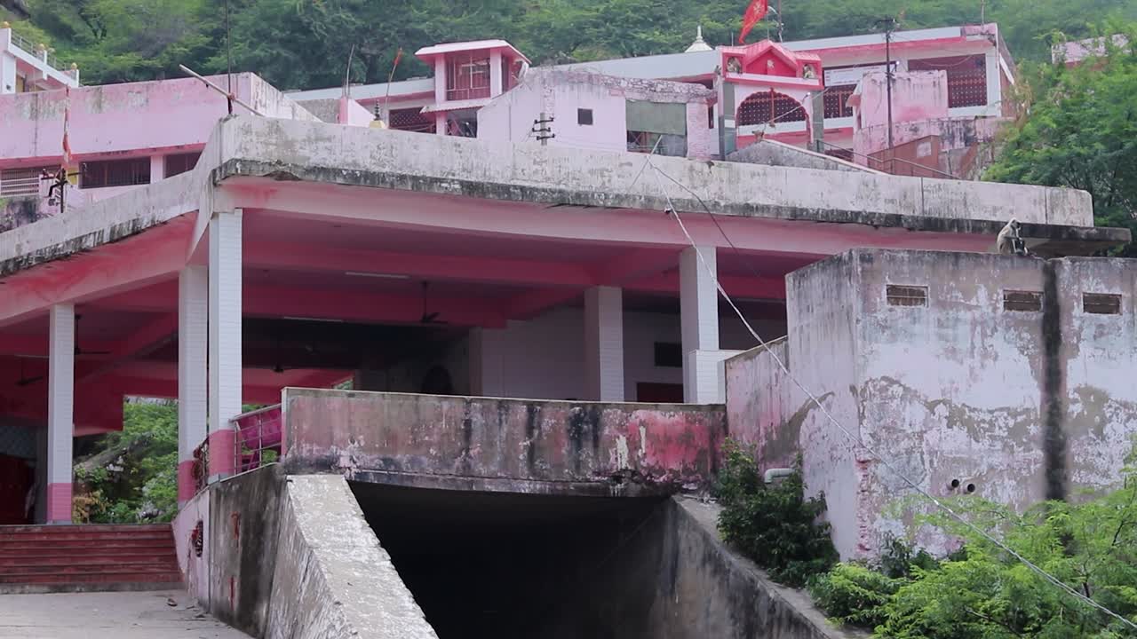 la diosa hindú sri chamunda mata antiguo templo desde un ángulo diferente en el día el video se toma en shaktipeeth sri chamunda mata templo ajmer rajasthan india 19 de agosto de 2023