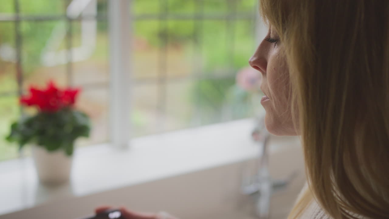 생활 에너지 위기 기간 에 집 에서 주방 에서 스마트 미터 를 보고 있는 걱정 하는 여자