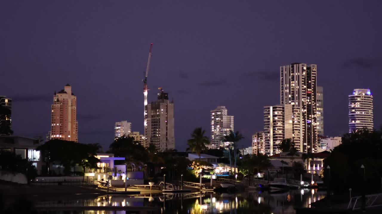 저녁부터 어두워지기까지 도시의 스카이 라인의 타임 라프스