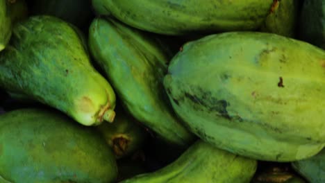 papaya orgánica fresca sin madurar para vegetales de la granja primer plano