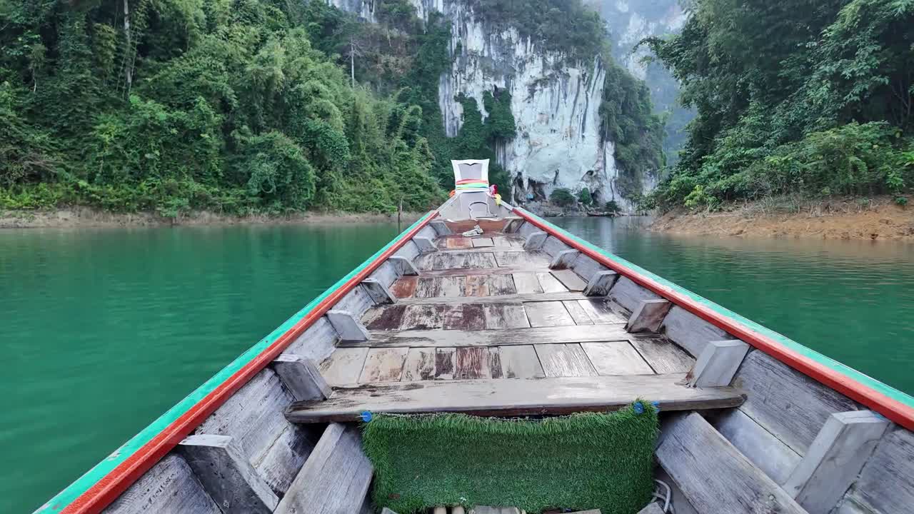 Vườn quốc gia Khao Sok nhìn từ thuyền