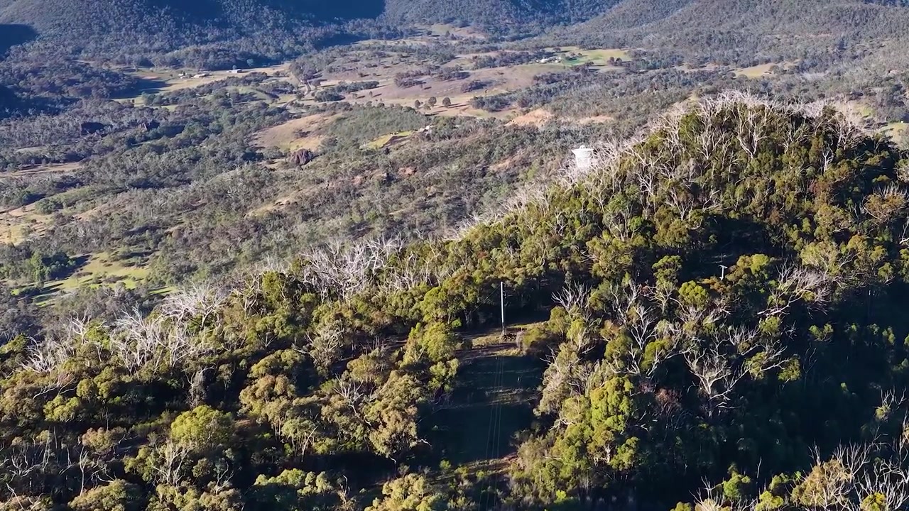 Vista panorâmica ampla de cadeias de montanhas vulcânicas e natureza selvagem do interior no Parque Nacional Warrumbungle, Austrália