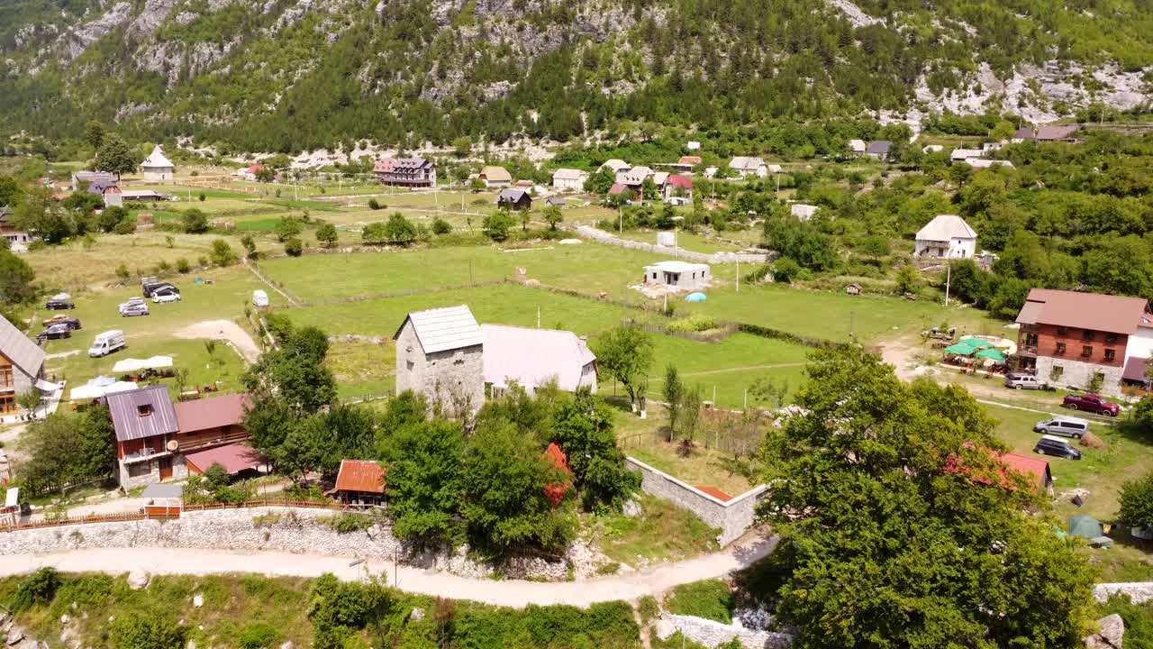 Naturskønt landsbylandskab med traditionelle bygninger